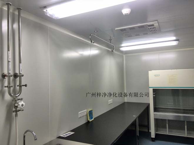 建造和使用潔凈室能有效減少室內(nèi)誘入、產(chǎn)生及滯留粒子。