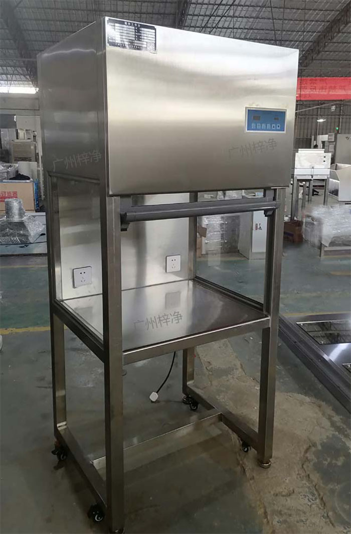 升降門超凈工作臺是采用單向空氣流，室內空氣經預初效過濾器進入靜壓箱，再經過高效空氣過濾器，最后在操作區(qū)內形成高度潔凈的單向空氣流，是提供操作區(qū)高潔凈度工作環(huán)境的理想設備。